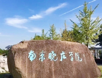 通用舞臺承建：南京曉莊學(xué)院報告廳舞臺項目（舞臺音響、舞臺燈光吊桿、舞臺幕布等）